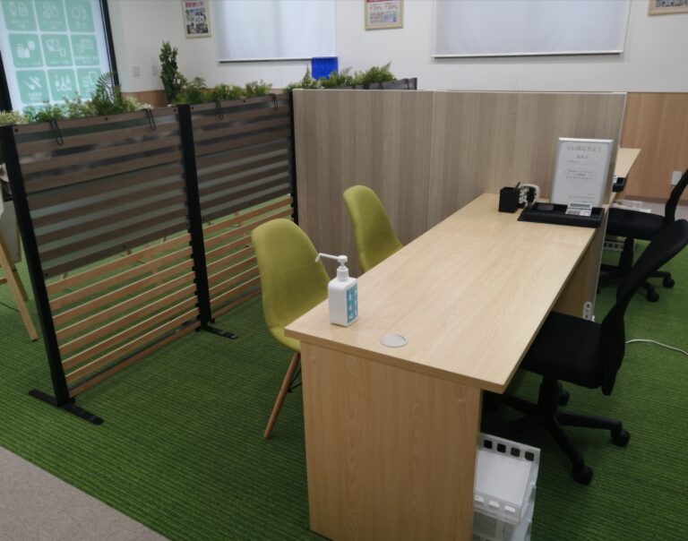 買取市場 鎌取駅前店の査定ブース。仕切りのある席と、宝石鑑定査定士の認定証