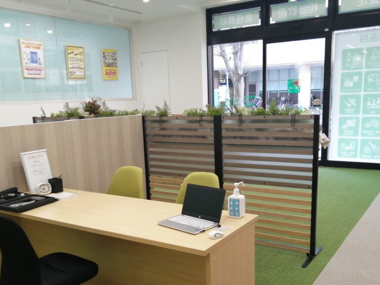 買取市場 鎌取駅前店の入口側から見た査定カウンター